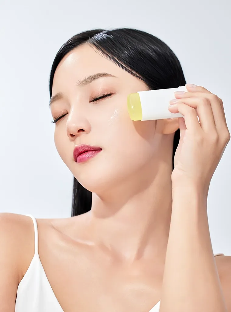 Атоми Солнцезащитный Стик Atomy Sun Stick нанесение на лицо